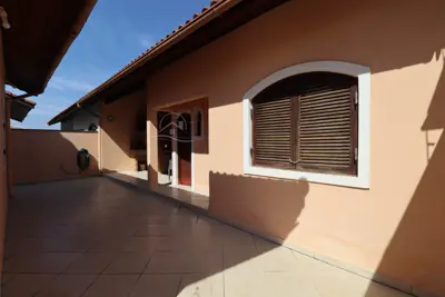 Casa - Térrea com piscina com 3 quartos (sendo 1 suite(s)) a 300,00 metros praia.