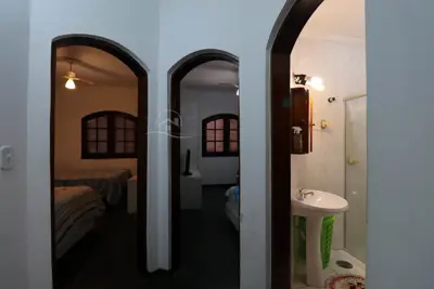 Casa - Térrea com piscina com 3 quartos (sendo 1 suite(s)) a 300,00 metros praia.
