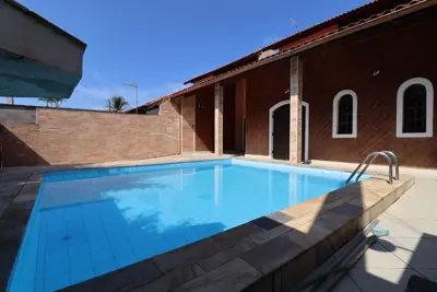 Casa - Térrea com piscina com 3 quartos (sendo 1 suite(s)) a 300,00 metros praia.