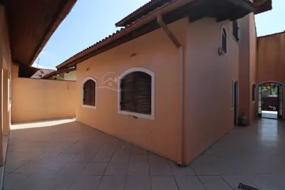 Casa - Térrea com piscina com 3 quartos (sendo 1 suite(s)) a 300,00 metros praia.