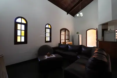 Casa - Térrea com piscina com 3 quartos (sendo 1 suite(s)) a 300,00 metros praia.