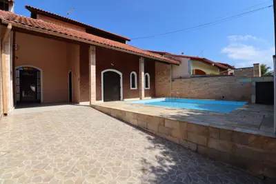 Casa - Térrea com piscina com 3 quartos (sendo 1 suite(s)) a 300,00 metros praia.
