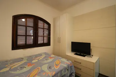 Casa - Térrea com piscina com 3 quartos (sendo 1 suite(s)) a 300,00 metros praia.
