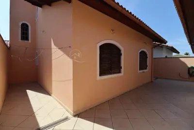 Casa - Térrea com piscina com 3 quartos (sendo 1 suite(s)) a 300,00 metros praia.