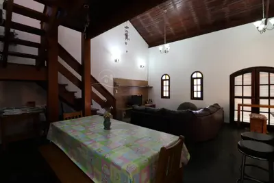 Casa - Térrea com piscina com 3 quartos (sendo 1 suite(s)) a 300,00 metros praia.