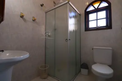Casa - Térrea com piscina com 3 quartos (sendo 1 suite(s)) a 300,00 metros praia.