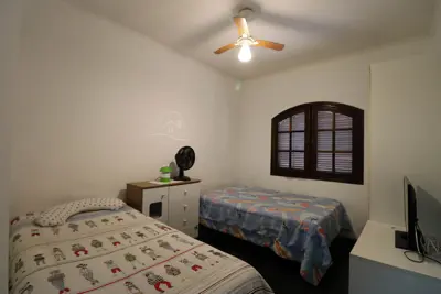 Casa - Térrea com piscina com 3 quartos (sendo 1 suite(s)) a 300,00 metros praia.
