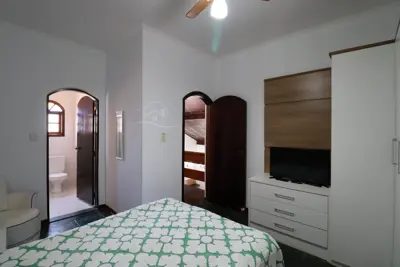Casa - Térrea com piscina com 3 quartos (sendo 1 suite(s)) a 300,00 metros praia.