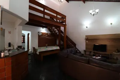 Casa - Térrea com piscina com 3 quartos (sendo 1 suite(s)) a 300,00 metros praia.