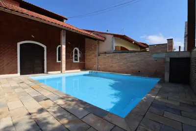 Casa - Térrea com piscina com 3 quartos (sendo 1 suite(s)) a 300,00 metros praia.