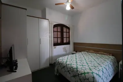 Casa - Térrea com piscina com 3 quartos (sendo 1 suite(s)) a 300,00 metros praia.