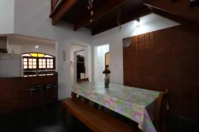 Casa - Térrea com piscina com 3 quartos (sendo 1 suite(s)) a 300,00 metros praia.