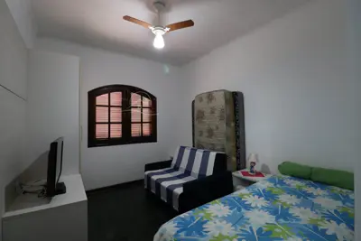 Casa - Térrea com piscina com 3 quartos (sendo 1 suite(s)) a 300,00 metros praia.