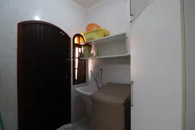 Casa - Térrea com piscina com 3 quartos (sendo 1 suite(s)) a 300,00 metros praia.