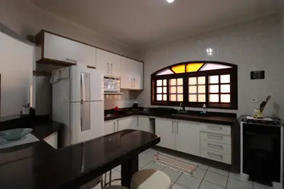 Casa - Térrea com piscina com 3 quartos (sendo 1 suite(s)) a 300,00 metros praia.