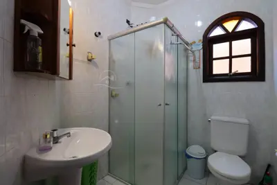 Casa - Térrea com piscina com 3 quartos (sendo 1 suite(s)) a 300,00 metros praia.