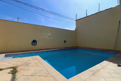 Casa - Térrea com 3 quartos (sendo 2 suite(s)) a 650,00 metros praia.