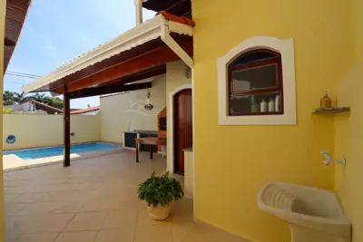 Casa - Térrea com 3 quartos (sendo 2 suite(s)) a 650,00 metros praia.