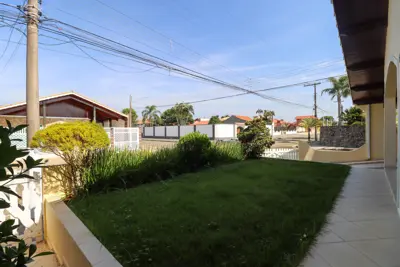 Casa - Térrea com 3 quartos (sendo 2 suite(s)) a 650,00 metros praia.
