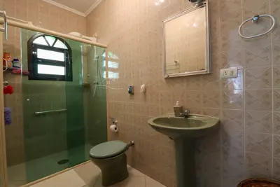 Casa - Térrea com 3 quartos (sendo 2 suite(s)) a 650,00 metros praia.