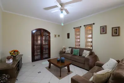 Casa - Térrea com 3 quartos (sendo 2 suite(s)) a 650,00 metros praia.