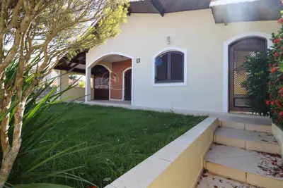 Casa - Térrea com 3 quartos (sendo 2 suite(s)) a 650,00 metros praia.