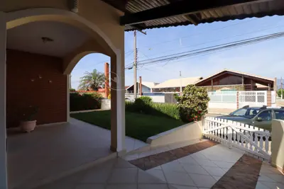 Casa - Térrea com 3 quartos (sendo 2 suite(s)) a 650,00 metros praia.