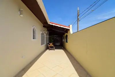 Casa - Térrea com 3 quartos (sendo 2 suite(s)) a 650,00 metros praia.