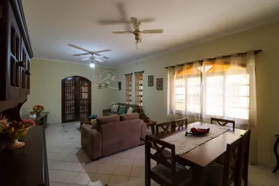 Casa - Térrea com 3 quartos (sendo 2 suite(s)) a 650,00 metros praia.