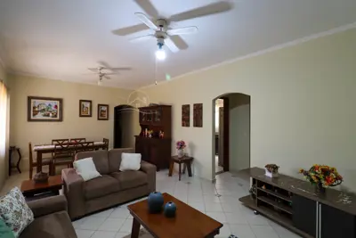 Casa - Térrea com 3 quartos (sendo 2 suite(s)) a 650,00 metros praia.