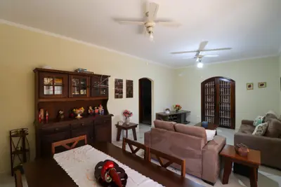 Casa - Térrea com 3 quartos (sendo 2 suite(s)) a 650,00 metros praia.