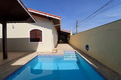 Casa - Térrea com 3 quartos (sendo 2 suite(s)) a 650,00 metros praia.
