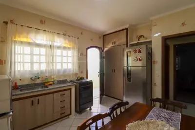 Casa - Térrea com 3 quartos (sendo 2 suite(s)) a 650,00 metros praia.