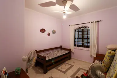 Casa - Térrea com 3 quartos (sendo 2 suite(s)) a 650,00 metros praia.