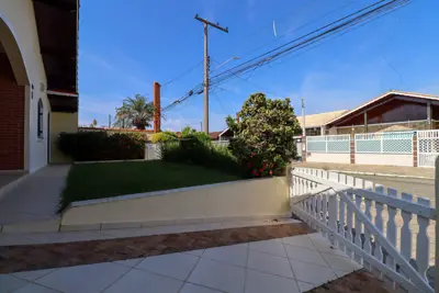 Casa - Térrea com 3 quartos (sendo 2 suite(s)) a 650,00 metros praia.