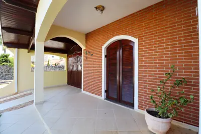 Casa - Térrea com 3 quartos (sendo 2 suite(s)) a 650,00 metros praia.