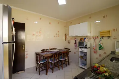 Casa - Térrea com 3 quartos (sendo 2 suite(s)) a 650,00 metros praia.