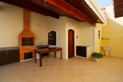 Casa - Térrea com 3 quartos (sendo 2 suite(s)) a 650,00 metros praia.