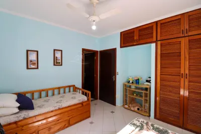 Casa - Térrea com 3 quartos (sendo 2 suite(s)) a 650,00 metros praia.