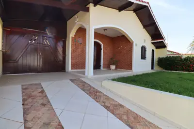 Casa - Térrea com 3 quartos (sendo 2 suite(s)) a 650,00 metros praia.