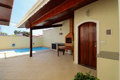 Casa - Térrea com 3 quartos (sendo 2 suite(s)) a 650,00 metros praia.