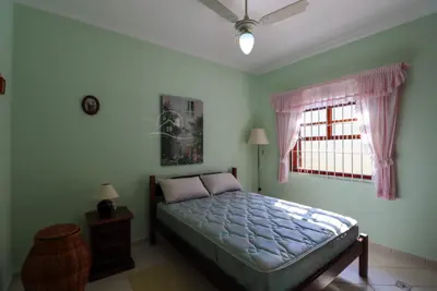 Casa - Térrea com 3 quartos (sendo 2 suite(s)) a 650,00 metros praia.