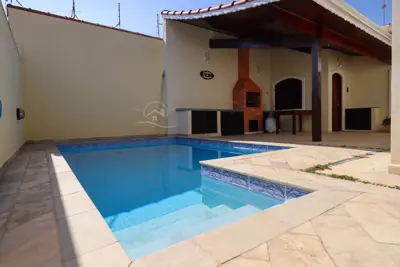 Casa - Térrea com 3 quartos (sendo 2 suite(s)) a 650,00 metros praia.