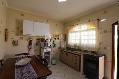 Casa - Térrea com 3 quartos (sendo 2 suite(s)) a 650,00 metros praia.