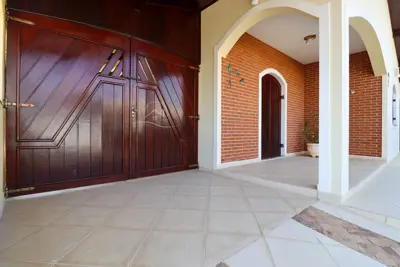 Casa - Térrea com 3 quartos (sendo 2 suite(s)) a 650,00 metros praia.