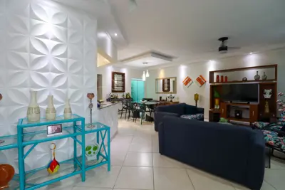 Casa - Térrea com 3 quartos (sendo 1 suite(s)) a 700,00 metros praia.