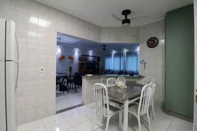 Casa - Térrea com 3 quartos (sendo 1 suite(s)) a 700,00 metros praia.