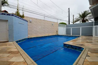 Casa - Térrea com 3 quartos (sendo 1 suite(s)) a 700,00 metros praia.