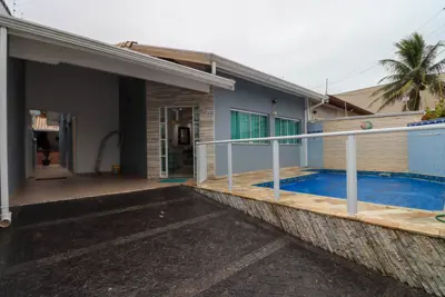 Casa - Térrea com 3 quartos (sendo 1 suite(s)) a 700,00 metros praia.