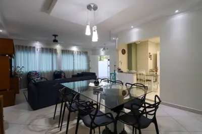 Casa - Térrea com 3 quartos (sendo 1 suite(s)) a 700,00 metros praia.